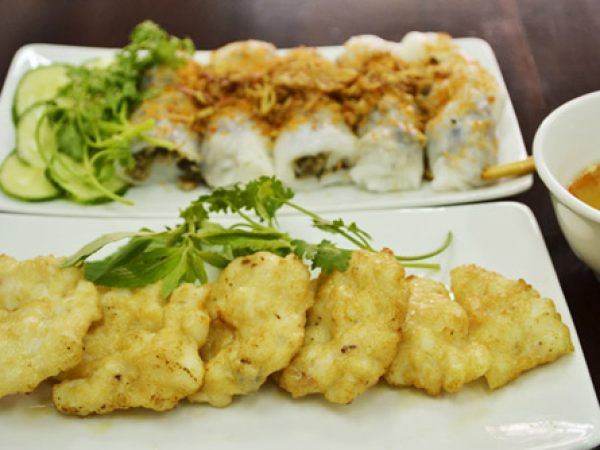 Đến Hạ Long nhớ ăn bánh cuốn chả mực
