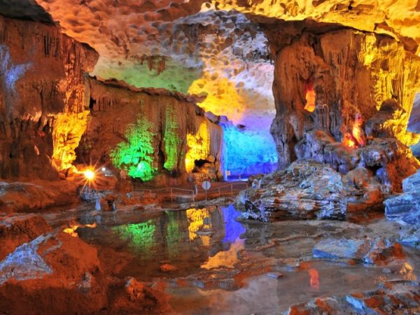 Du lịch Hạ Long khám phá hang Sửng Sốt tuyệt diệu