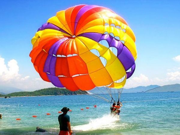 Bãi biển thuộc top đẹp nhất Hạ Long thu hút đông đảo du khách