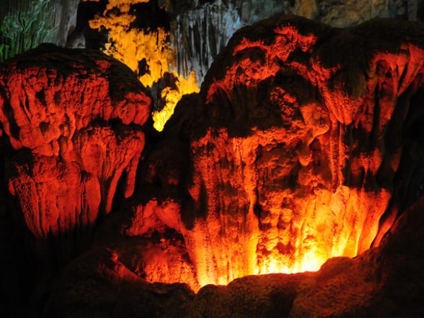 Cùng nhau 'thám hiểm' đệ nhất động giữa lòng Hạ Long