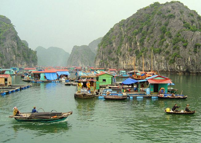 Thăm quan làng chài Ba Hang