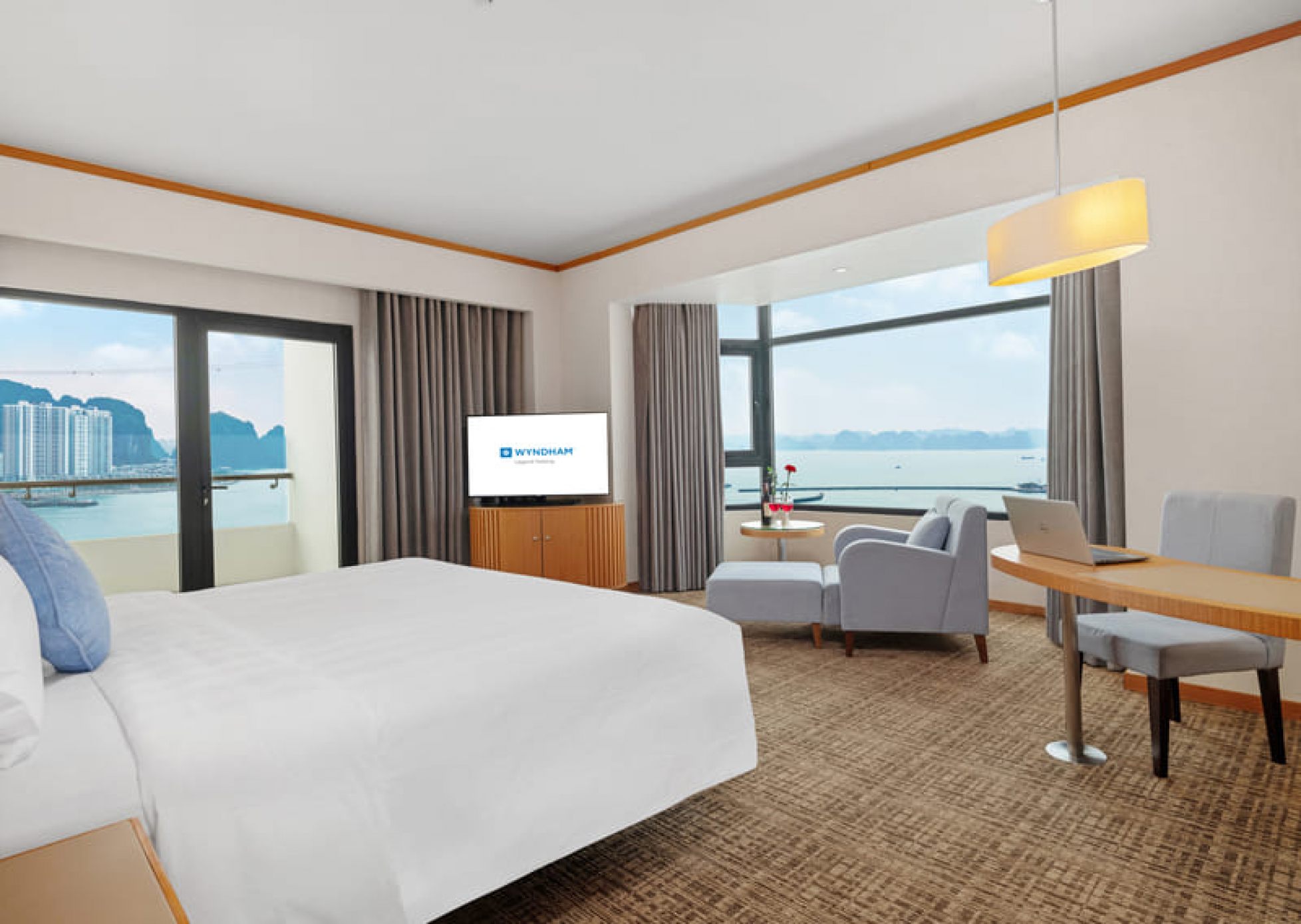 Experience booking hotel rooms in Ha Long