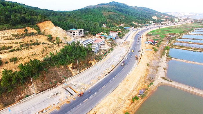 The overall view of the 10 lanes highway started to operating